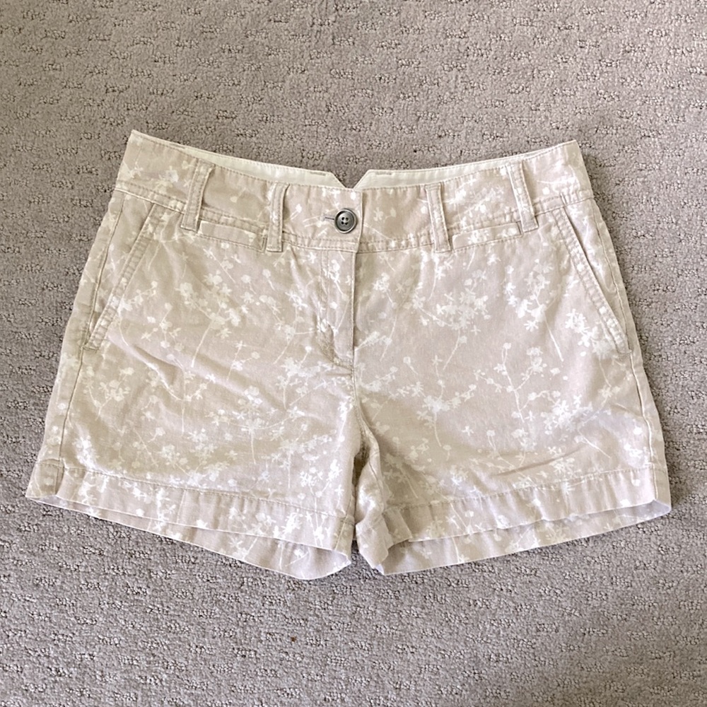LOFT beige floral linen blend shorts, size 4.